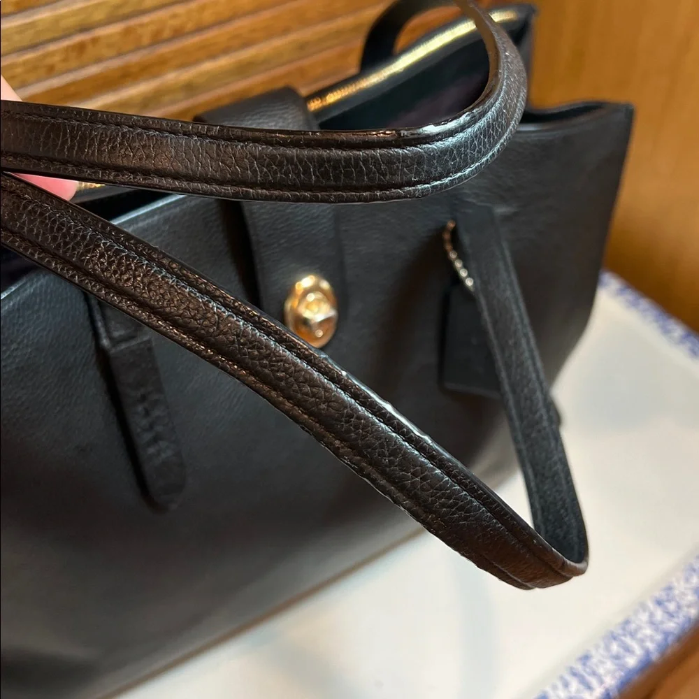 Coach Charlie turnlock tote bag in black pebble grain leather - Picture 7 of 17